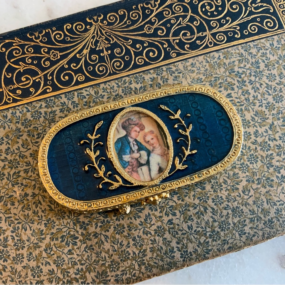 Blue&Gold Oval Compact